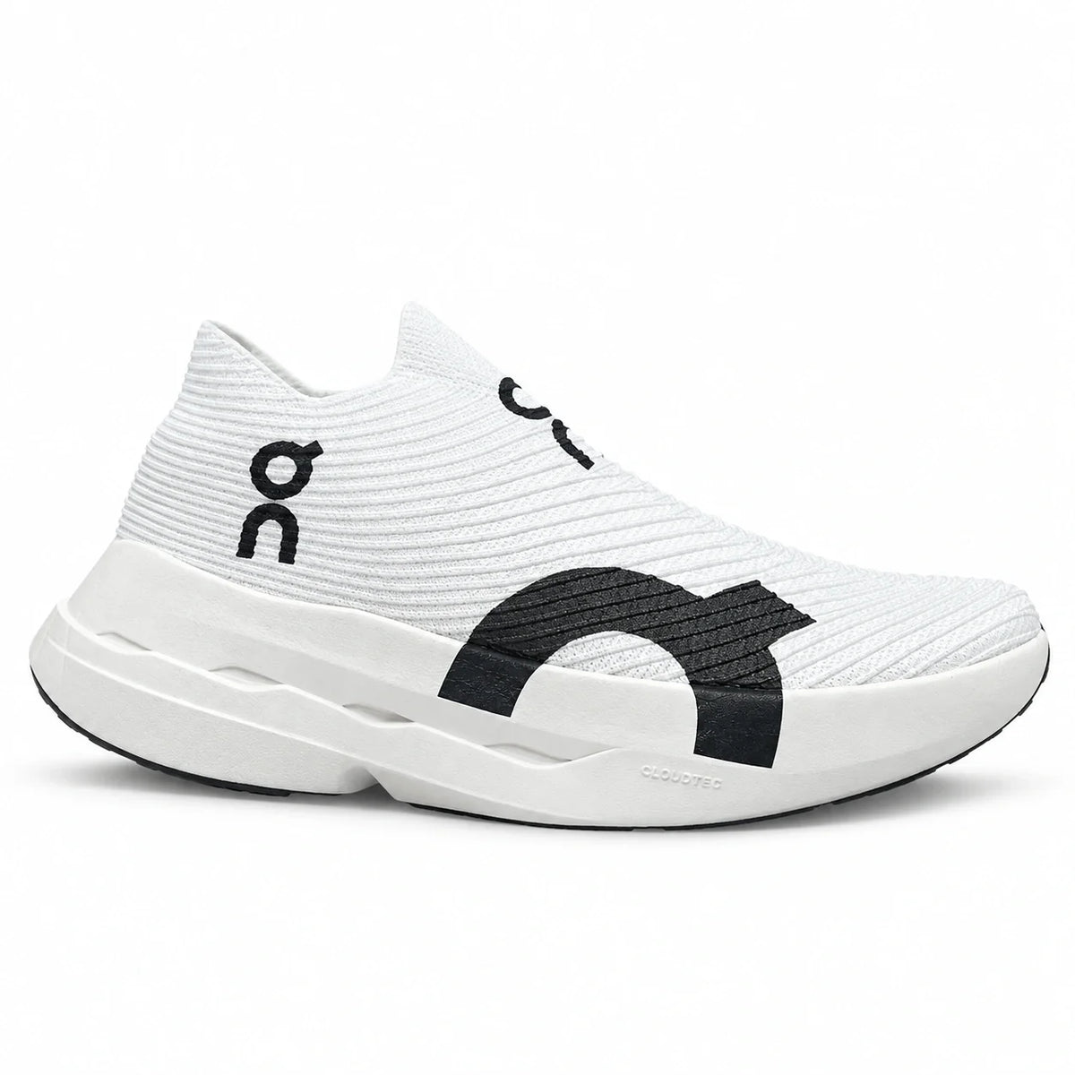 On Cloudboom
Minimal look. Maximum comfort.